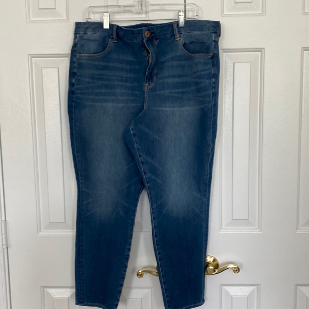 American Eagle “The Dream” jeans. Curvy high-rise jegging.